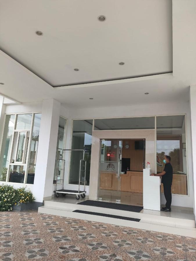 Naka Hotel Kupang Extérieur photo