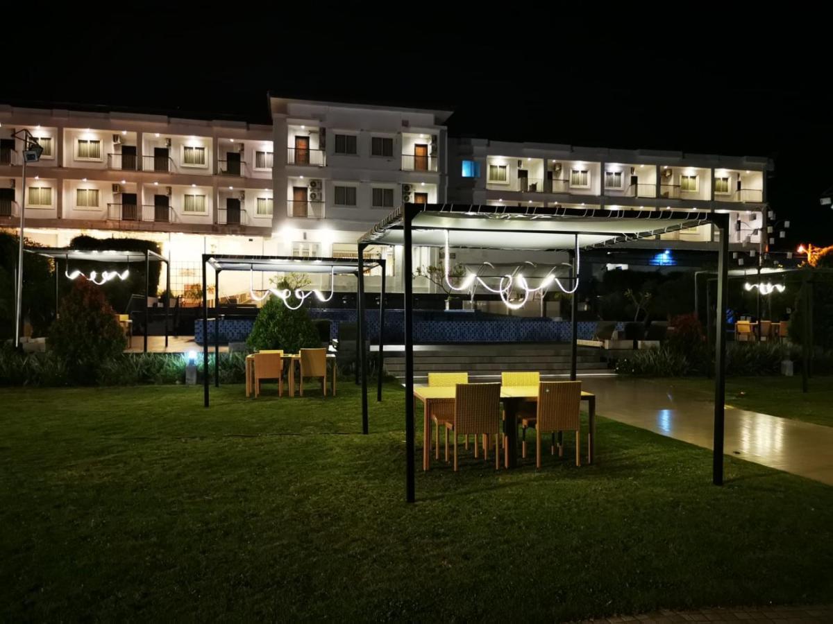 Naka Hotel Kupang Extérieur photo