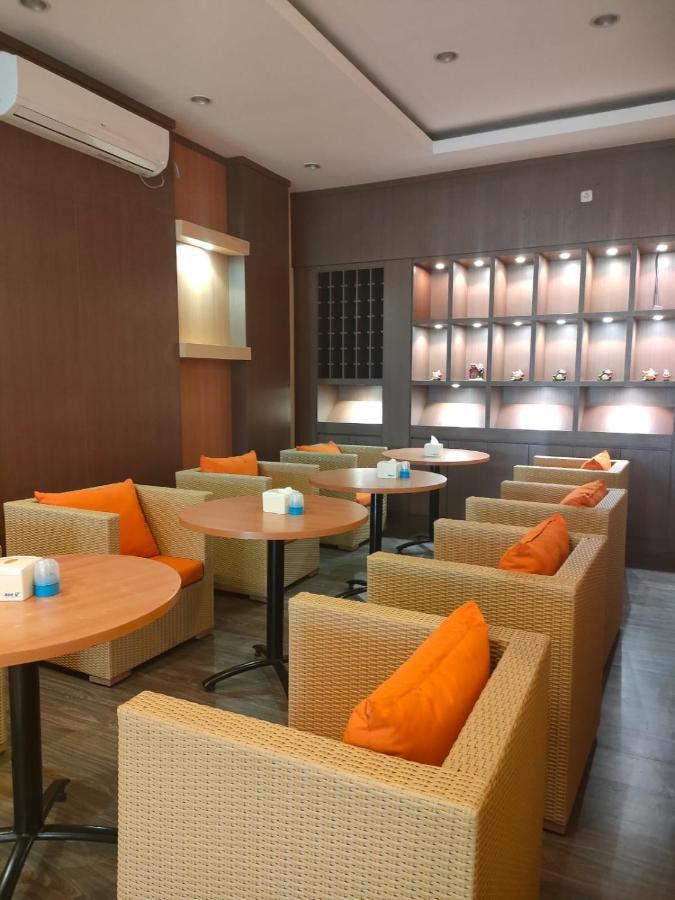 Naka Hotel Kupang Extérieur photo
