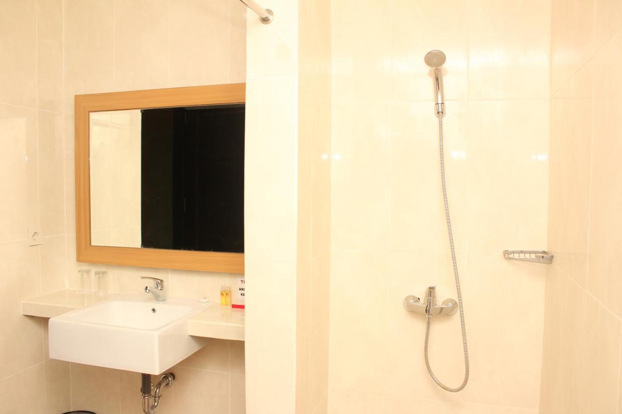 Naka Hotel Kupang Extérieur photo